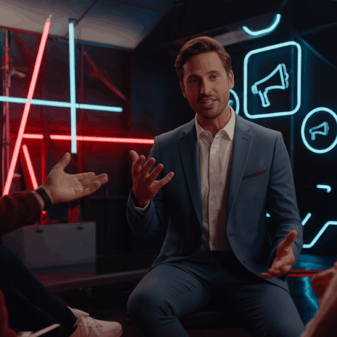 visualelectric-1744792733866 Zwei Männer und eine Frau reden miteinander